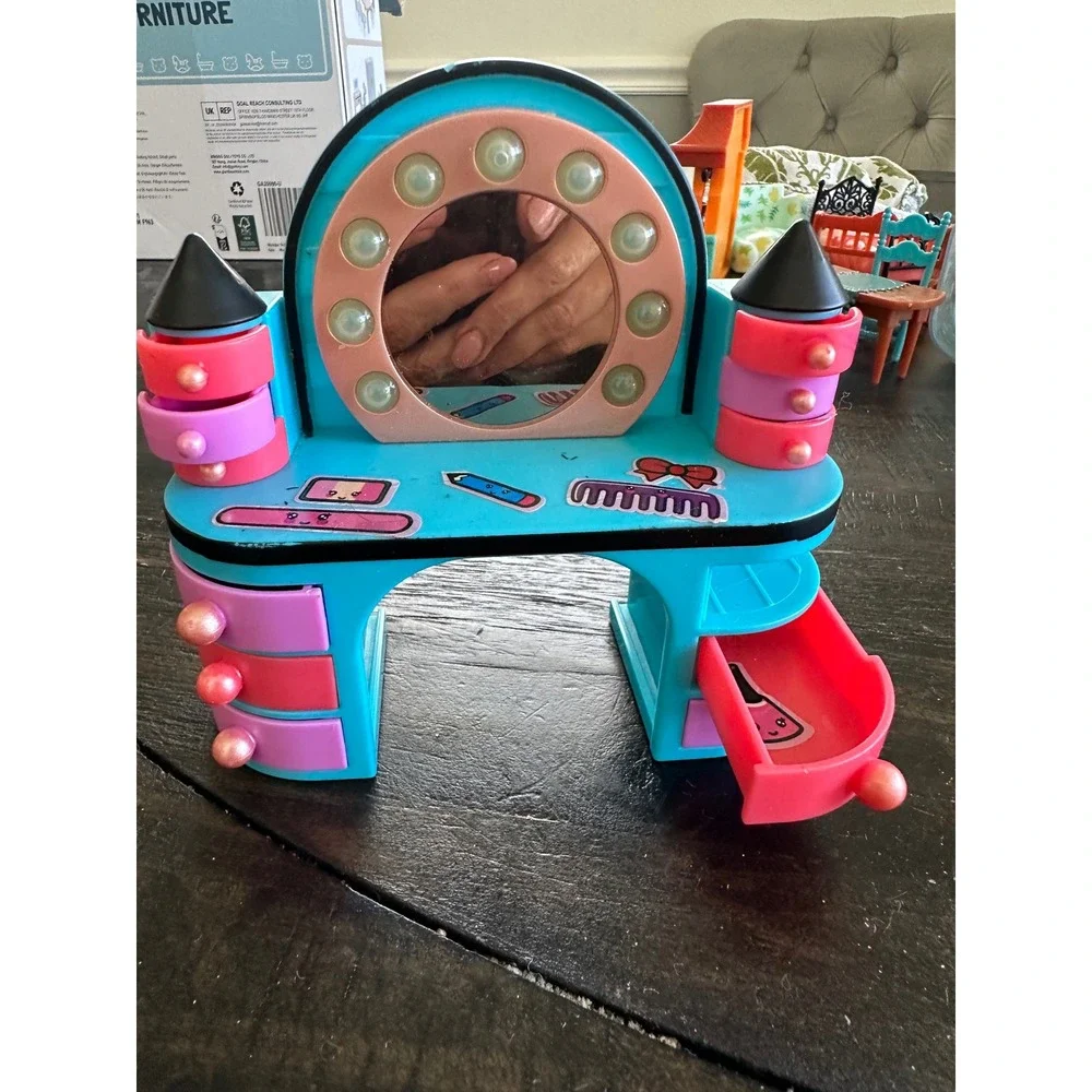 MGA LOL Surprise Dollhouse Furniture Teal Pink‎ Vanity with Drawers and Mirror